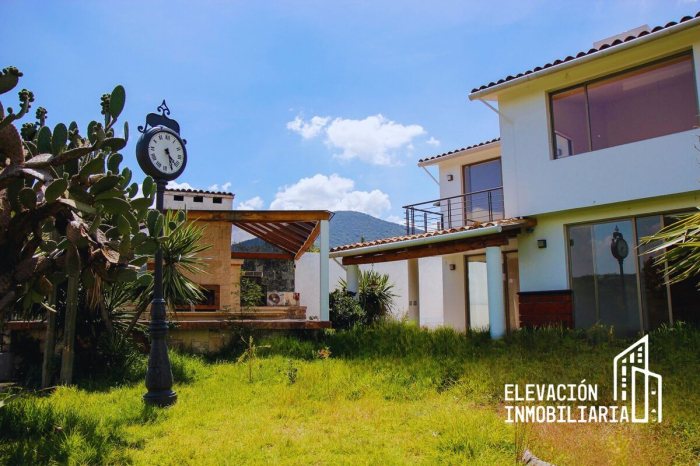 Residencia en Venta  en La�?�Estadía, Zona Esmeralda con gran jardín