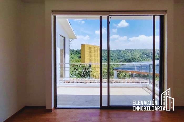 Residencia en Venta  en La�?�Estadía, Zona Esmeralda con gran jardín