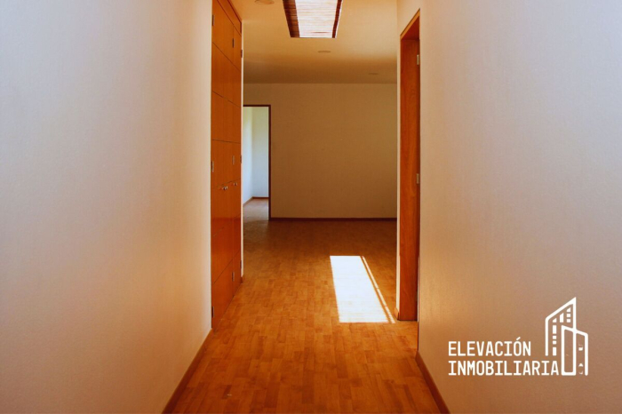 Residencia en Venta  en La�?�Estadía, Zona Esmeralda con gran jardín