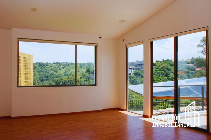 Residencia en Venta  en La�?�Estadía, Zona Esmeralda con gran jardín