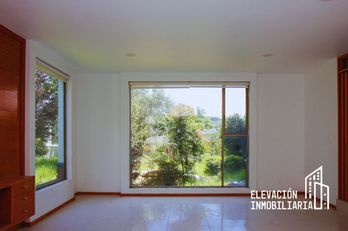 Residencia en Venta  en La�?�Estadía, Zona Esmeralda con gran jardín