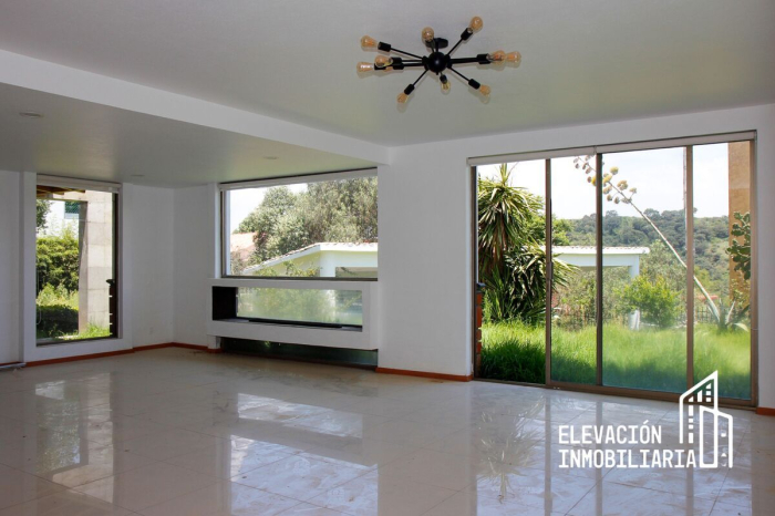 Residencia en Venta  en La�?�Estadía, Zona Esmeralda con gran jardín