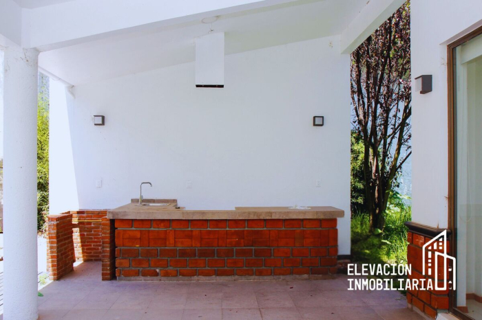 Residencia en Venta  en La�?�Estadía, Zona Esmeralda con gran jardín