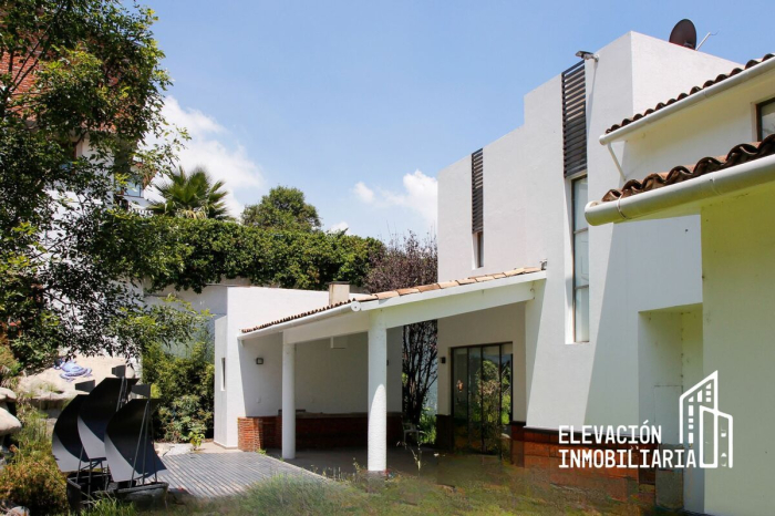 Residencia en Venta  en La�?�Estadía, Zona Esmeralda con gran jardín