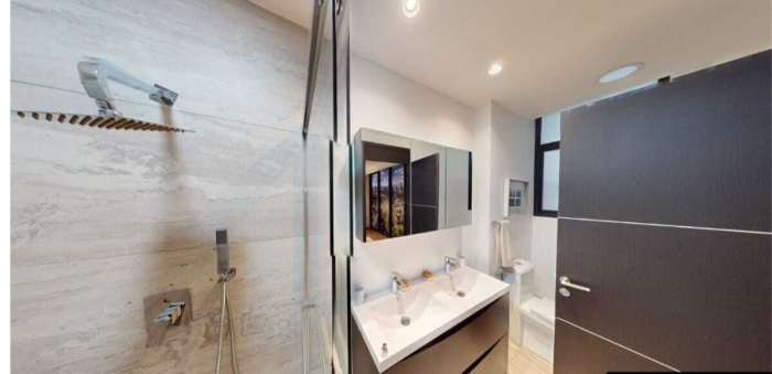 Renta de Departamento con Family Room y Terraza en Bosque Real.