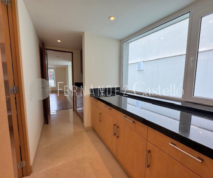 CASA EN VENTA RECIEN REMODELADA EN LOMAS DE CHAPULTEPEC, SIERRA PARACAIMA