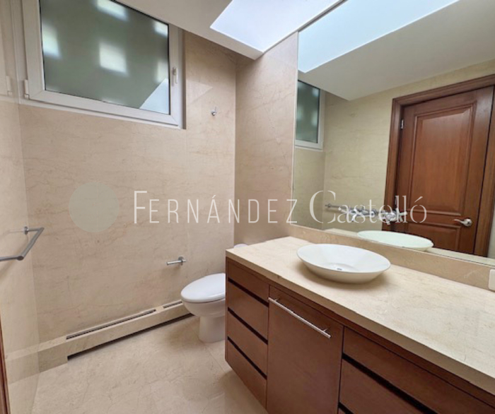 CASA EN VENTA RECIEN REMODELADA EN LOMAS DE CHAPULTEPEC, SIERRA PARACAIMA