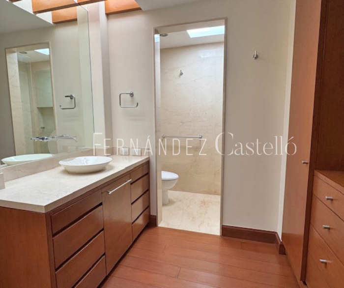 CASA EN VENTA RECIEN REMODELADA EN LOMAS DE CHAPULTEPEC, SIERRA PARACAIMA