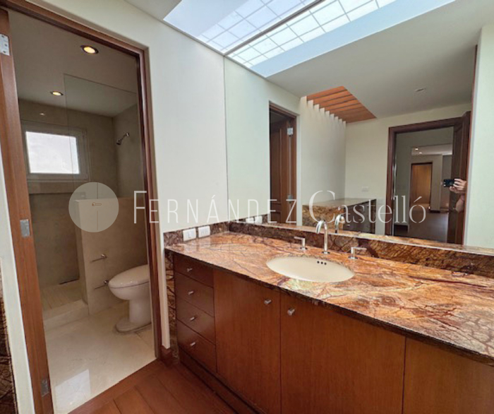 CASA EN VENTA RECIEN REMODELADA EN LOMAS DE CHAPULTEPEC, SIERRA PARACAIMA