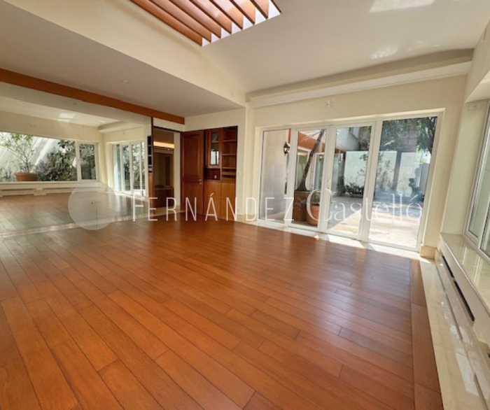 CASA EN VENTA RECIEN REMODELADA EN LOMAS DE CHAPULTEPEC, SIERRA PARACAIMA