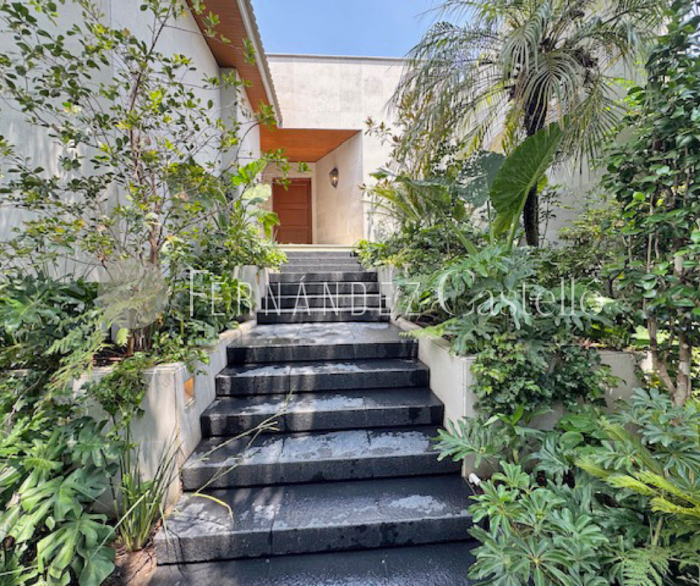 CASA EN VENTA RECIEN REMODELADA EN LOMAS DE CHAPULTEPEC, SIERRA PARACAIMA