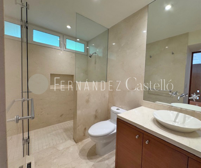 CASA EN VENTA RECIEN REMODELADA EN LOMAS DE CHAPULTEPEC, SIERRA PARACAIMA