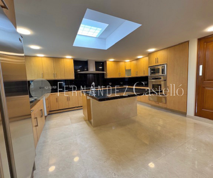 CASA EN VENTA RECIEN REMODELADA EN LOMAS DE CHAPULTEPEC, SIERRA PARACAIMA