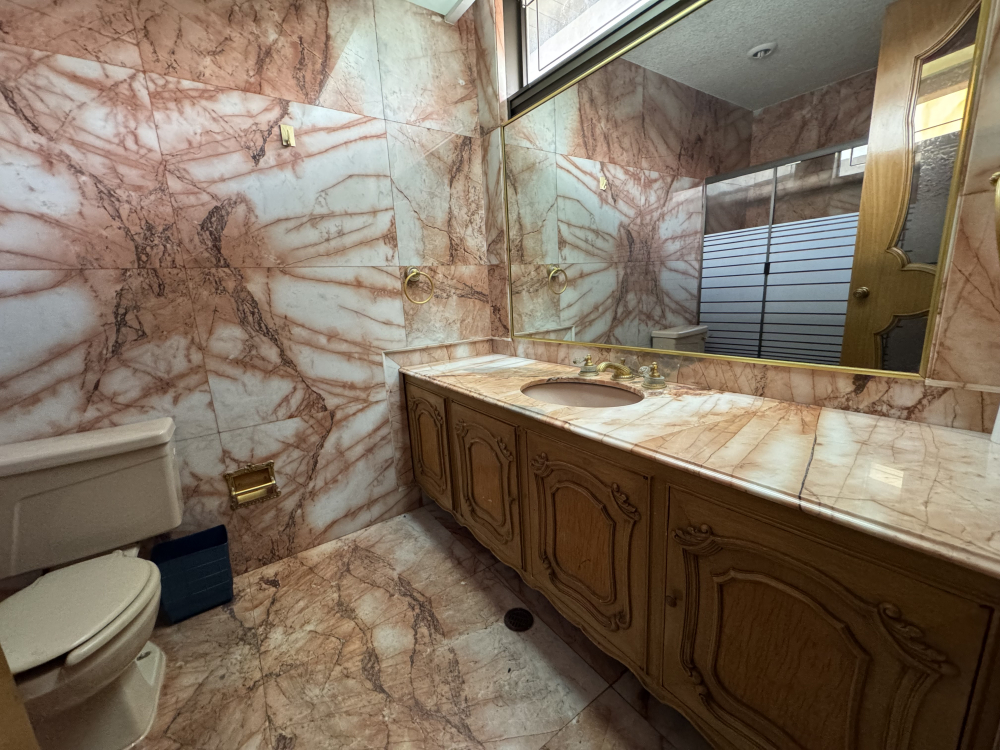 CASA EN ESQUINA EN VENTA - EN UNA PLANTA - LOMAS VIRREYES - UBICACI�?N PRIVILEGIADA