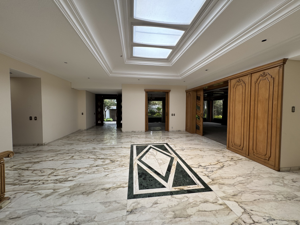 CASA EN ESQUINA EN VENTA - EN UNA PLANTA - LOMAS VIRREYES - UBICACI�?N PRIVILEGIADA