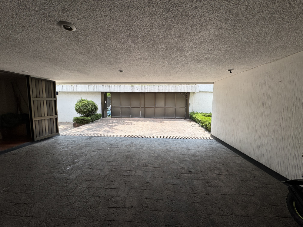 CASA EN ESQUINA EN VENTA - EN UNA PLANTA - LOMAS VIRREYES - UBICACI�?N PRIVILEGIADA