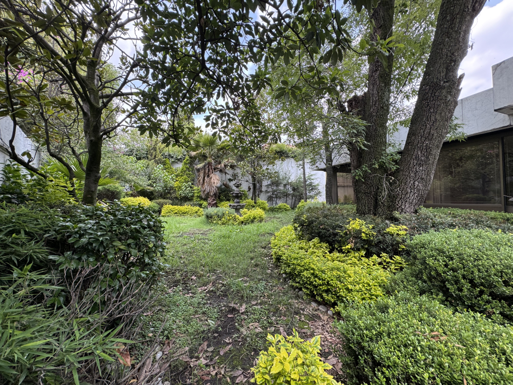 CASA EN ESQUINA EN VENTA - EN UNA PLANTA - LOMAS VIRREYES - UBICACI�?N PRIVILEGIADA