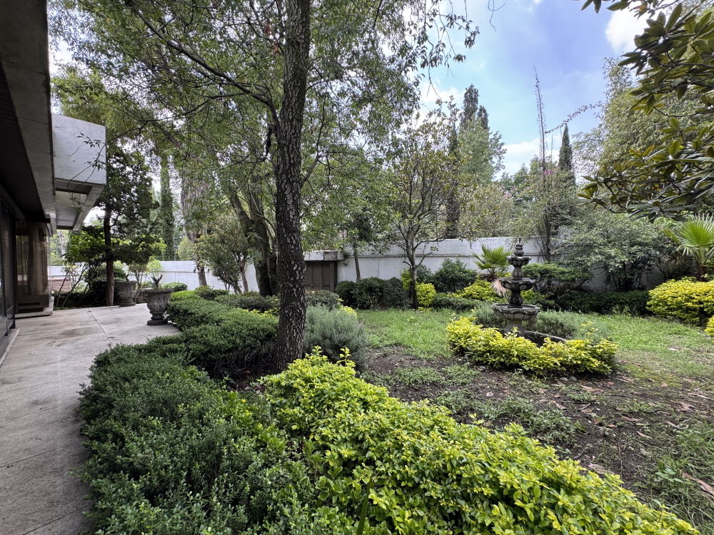CASA EN ESQUINA EN VENTA - EN UNA PLANTA - LOMAS VIRREYES - UBICACI�?N PRIVILEGIADA