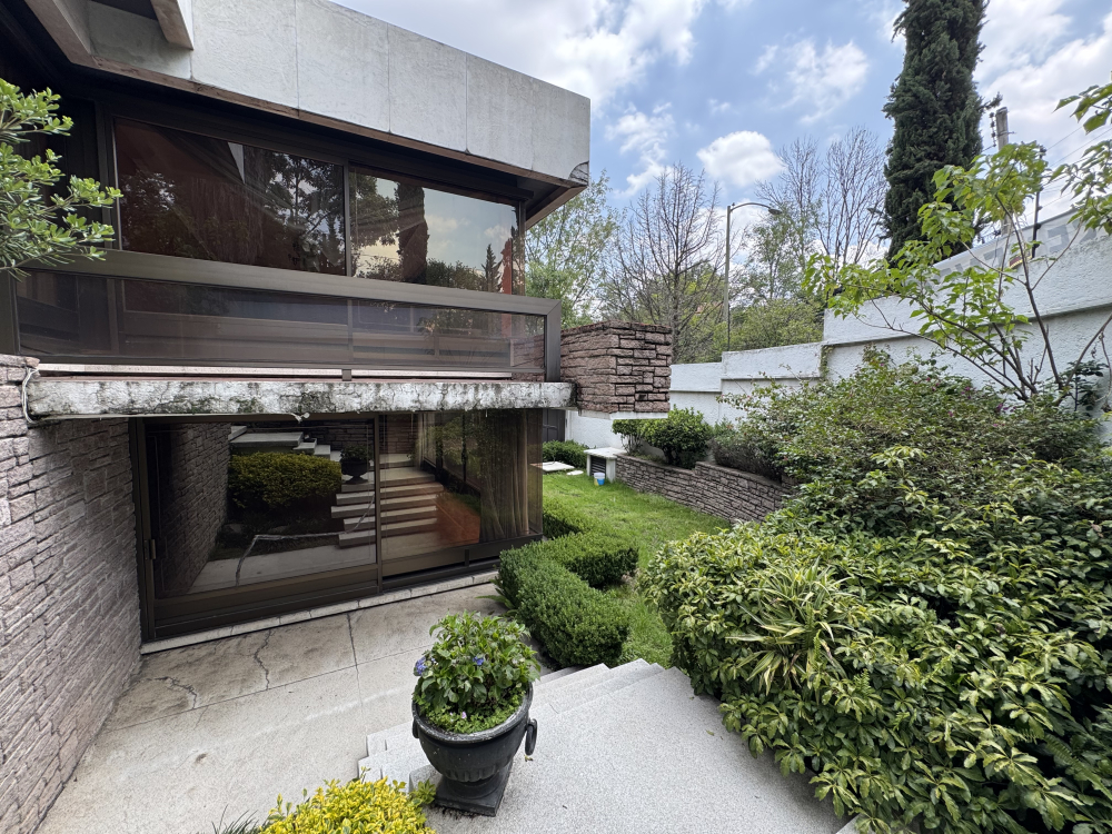 CASA EN ESQUINA EN VENTA - EN UNA PLANTA - LOMAS VIRREYES - UBICACI�?N PRIVILEGIADA