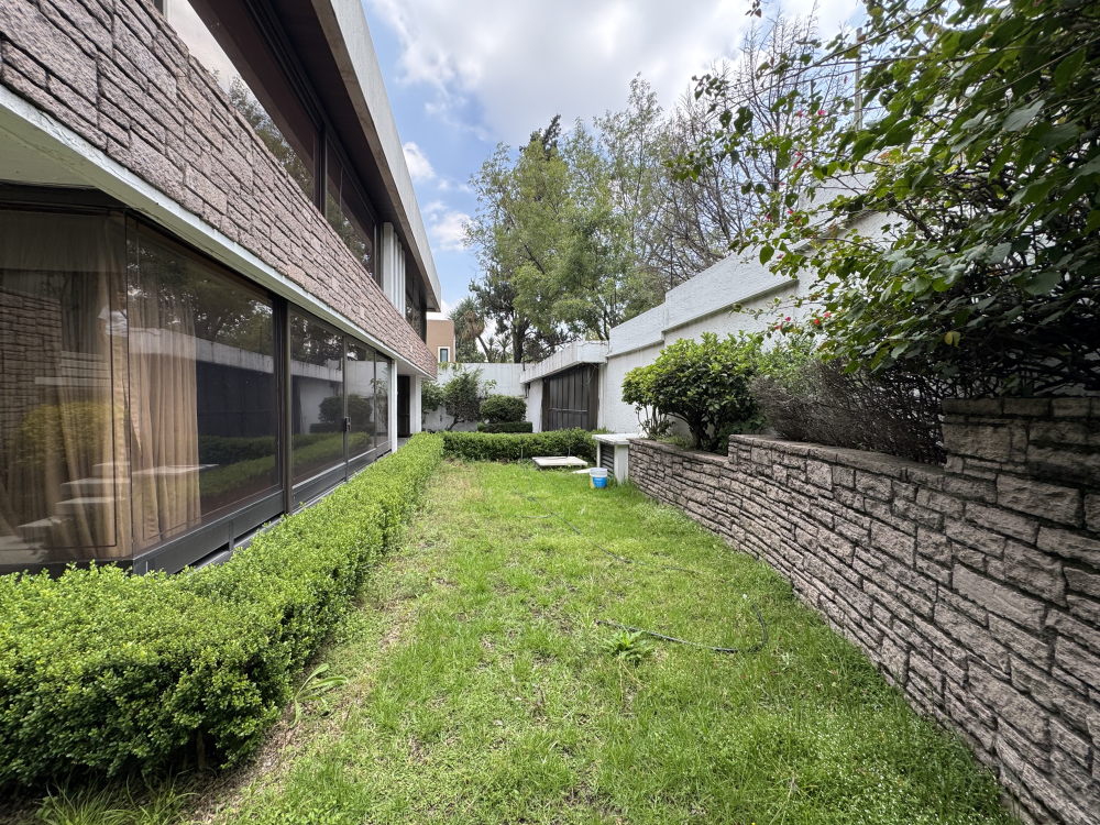CASA EN ESQUINA EN VENTA - EN UNA PLANTA - LOMAS VIRREYES - UBICACI�?N PRIVILEGIADA