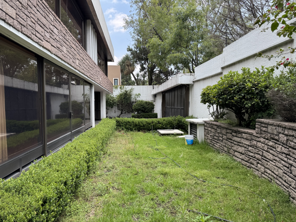 CASA EN ESQUINA EN VENTA - EN UNA PLANTA - LOMAS VIRREYES - UBICACI�?N PRIVILEGIADA