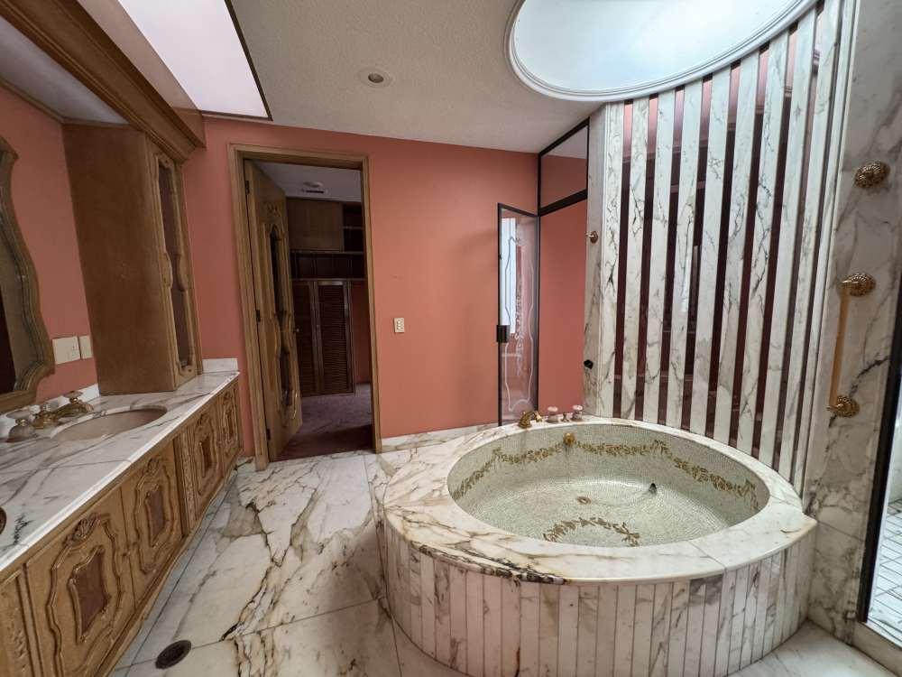CASA EN ESQUINA EN VENTA - EN UNA PLANTA - LOMAS VIRREYES - UBICACI�?N PRIVILEGIADA