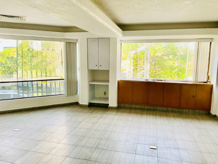 se renta oficina en condominio en jardines de la montaña