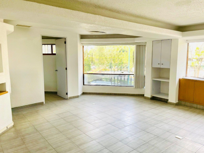 se renta oficina en condominio en jardines de la montaña