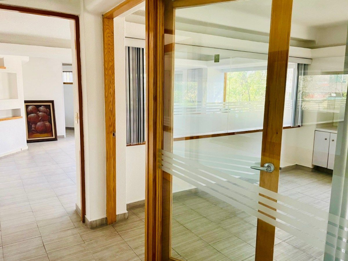 se renta oficina en condominio en jardines de la montaña