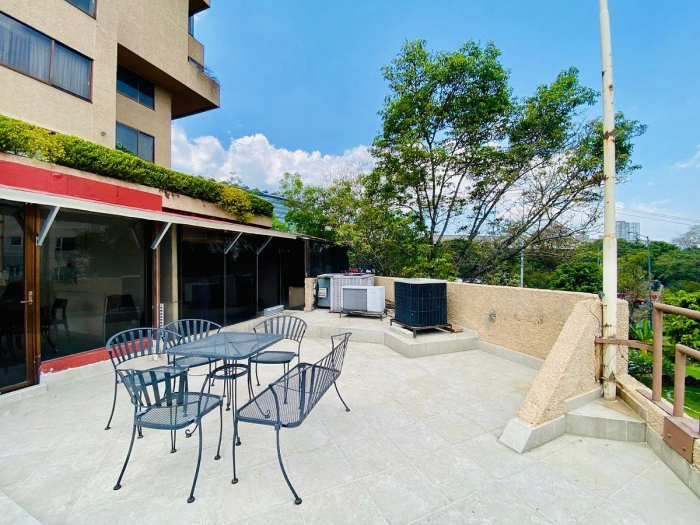 se renta oficina en condominio en jardines de la montaña