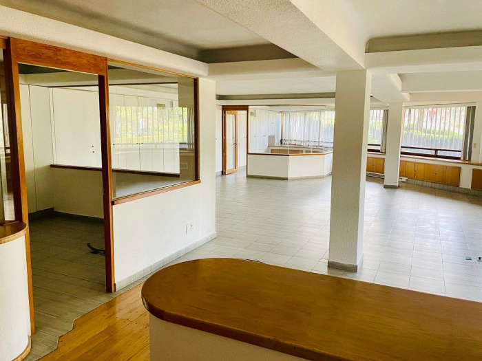 se renta oficina en condominio en jardines de la montaña