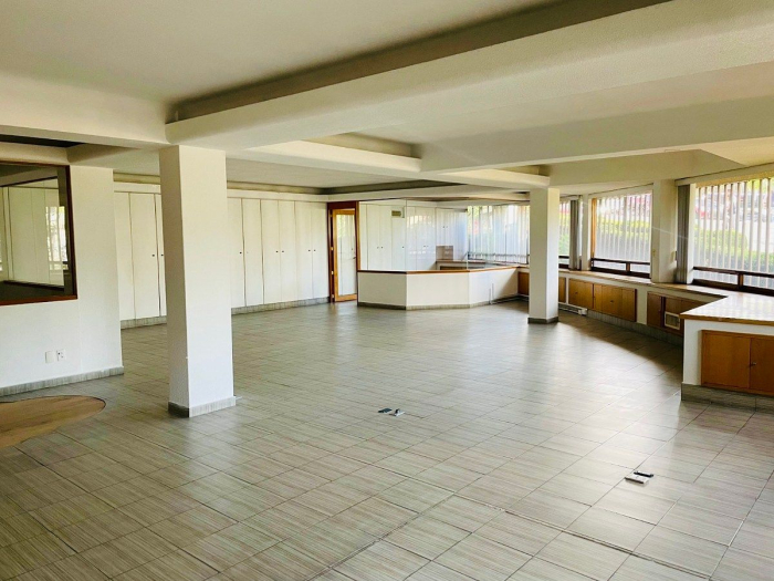 se renta oficina en condominio en jardines de la montaña