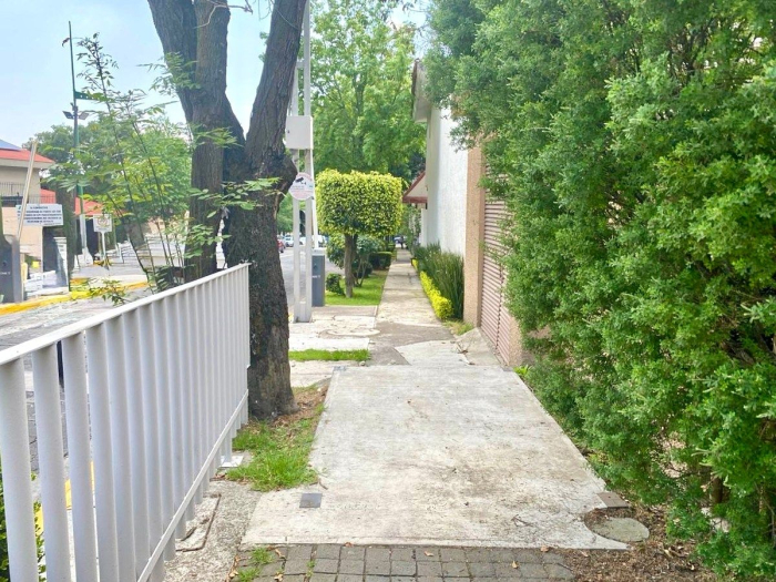 se renta oficina en condominio en jardines de la montaña