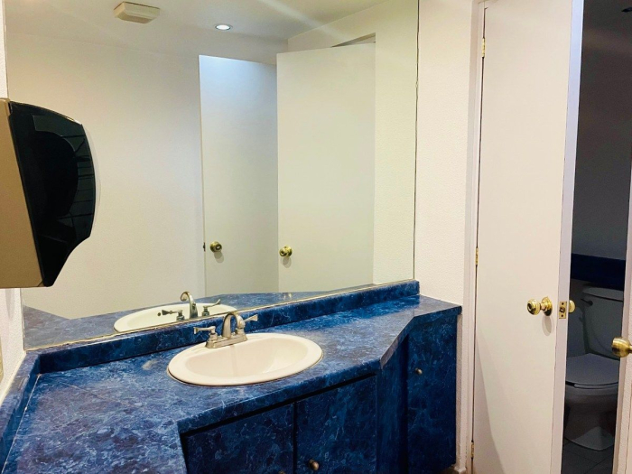se renta oficina en condominio en jardines de la montaña