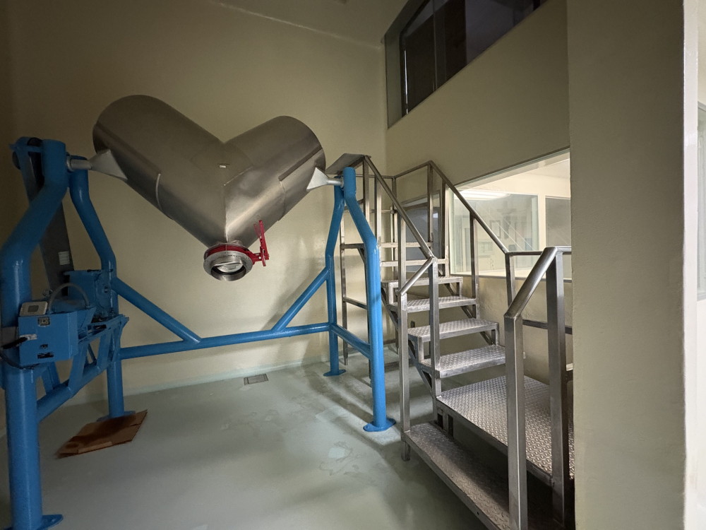 SE RENTA EDIFICIO CON PANELES SOLARES, PARA INDUSTRIA FARMACEUTICA EN IZTAPALAPA, CON MAQUINARIA Y EQUIPO (MEZCLADORA, BASTIDORA, ENCAPSULADORA) ,2 OFICINAS Y 5 CUBICULOS, 10 BA�?OS Y 7 REGADERAS. 