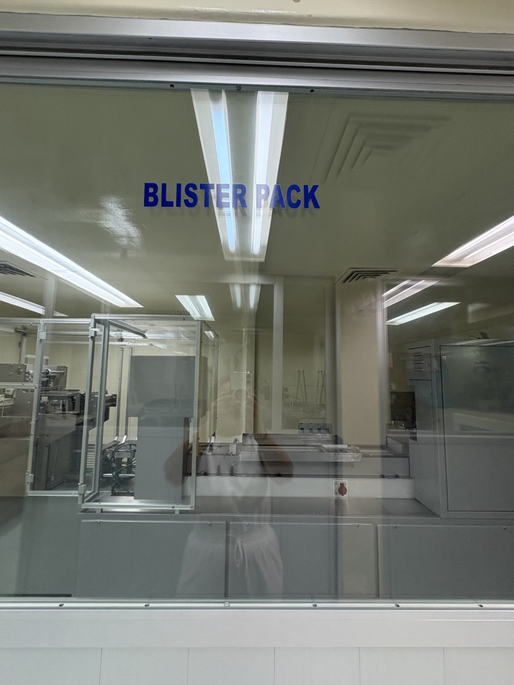 SE RENTA EDIFICIO CON PANELES SOLARES, PARA INDUSTRIA FARMACEUTICA EN IZTAPALAPA, CON MAQUINARIA Y EQUIPO (MEZCLADORA, BASTIDORA, ENCAPSULADORA) ,2 OFICINAS Y 5 CUBICULOS, 10 BA�?OS Y 7 REGADERAS. 