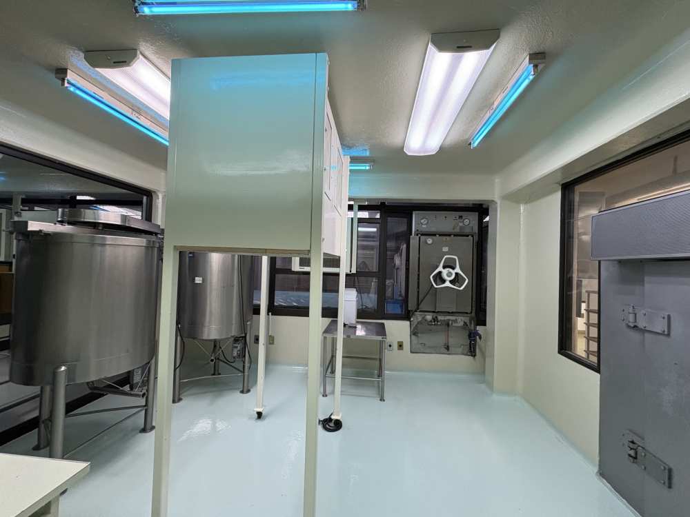 SE RENTA EDIFICIO CON PANELES SOLARES, PARA INDUSTRIA FARMACEUTICA EN IZTAPALAPA, CON MAQUINARIA Y EQUIPO (MEZCLADORA, BASTIDORA, ENCAPSULADORA) ,2 OFICINAS Y 5 CUBICULOS, 10 BA�?OS Y 7 REGADERAS. 