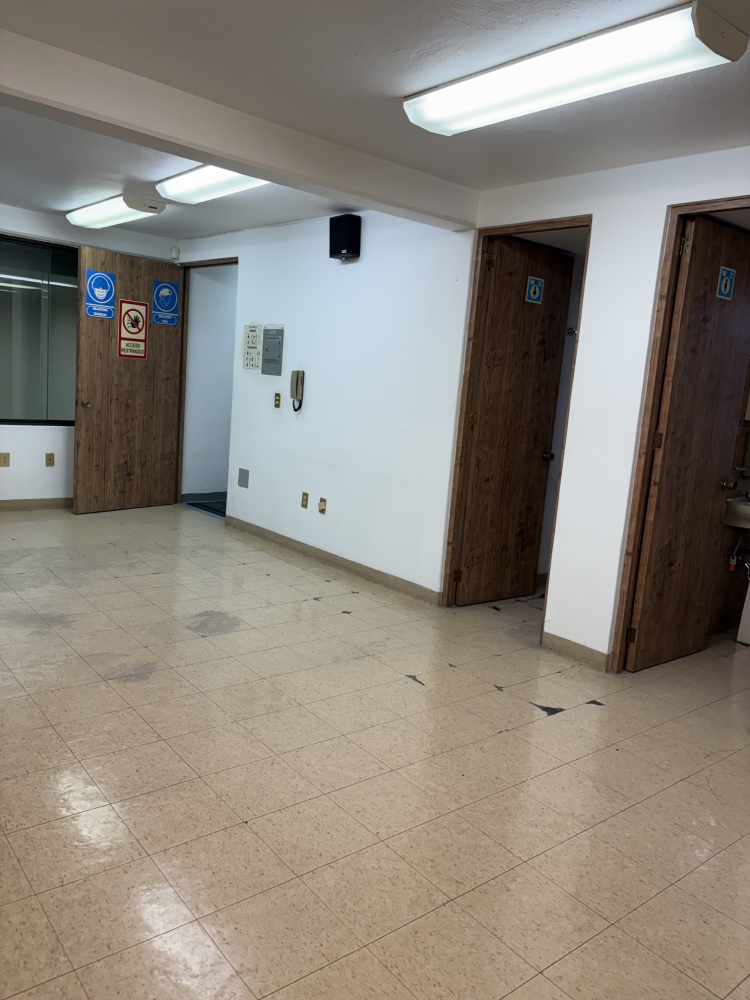 SE RENTA EDIFICIO CON PANELES SOLARES, PARA INDUSTRIA FARMACEUTICA EN IZTAPALAPA, CON MAQUINARIA Y EQUIPO (MEZCLADORA, BASTIDORA, ENCAPSULADORA) ,2 OFICINAS Y 5 CUBICULOS, 10 BA�?OS Y 7 REGADERAS. 