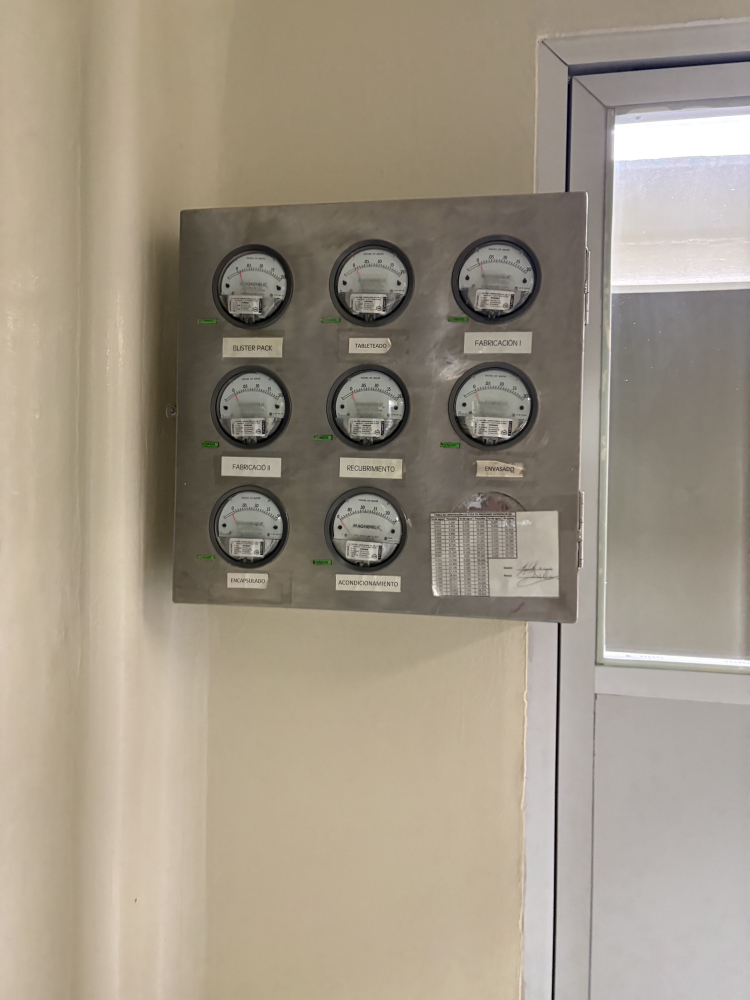 SE RENTA EDIFICIO CON PANELES SOLARES, PARA INDUSTRIA FARMACEUTICA EN IZTAPALAPA, CON MAQUINARIA Y EQUIPO (MEZCLADORA, BASTIDORA, ENCAPSULADORA) ,2 OFICINAS Y 5 CUBICULOS, 10 BA�?OS Y 7 REGADERAS. 