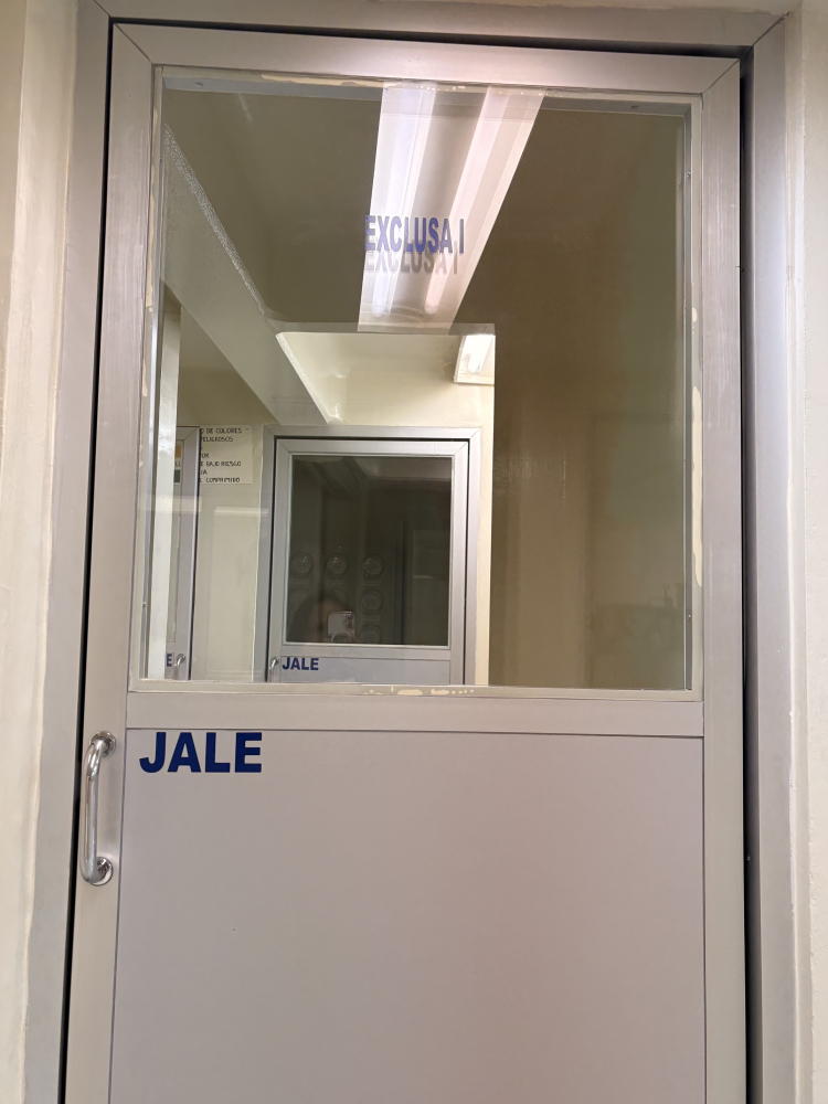 SE RENTA EDIFICIO CON PANELES SOLARES, PARA INDUSTRIA FARMACEUTICA EN IZTAPALAPA, CON MAQUINARIA Y EQUIPO (MEZCLADORA, BASTIDORA, ENCAPSULADORA) ,2 OFICINAS Y 5 CUBICULOS, 10 BA�?OS Y 7 REGADERAS. 