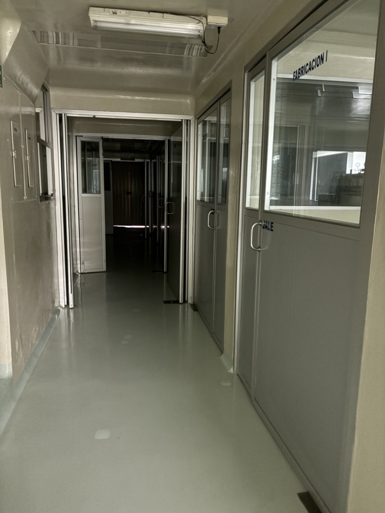 SE RENTA EDIFICIO CON PANELES SOLARES, PARA INDUSTRIA FARMACEUTICA EN IZTAPALAPA, CON MAQUINARIA Y EQUIPO (MEZCLADORA, BASTIDORA, ENCAPSULADORA) ,2 OFICINAS Y 5 CUBICULOS, 10 BA�?OS Y 7 REGADERAS. 