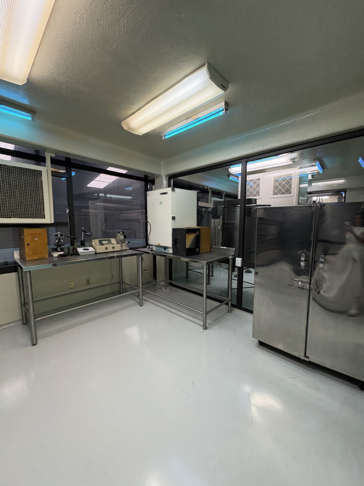 SE RENTA EDIFICIO CON PANELES SOLARES, PARA INDUSTRIA FARMACEUTICA EN IZTAPALAPA, CON MAQUINARIA Y EQUIPO (MEZCLADORA, BASTIDORA, ENCAPSULADORA) ,2 OFICINAS Y 5 CUBICULOS, 10 BA�?OS Y 7 REGADERAS. 