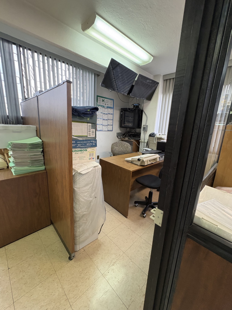 SE RENTA EDIFICIO CON PANELES SOLARES, PARA INDUSTRIA FARMACEUTICA EN IZTAPALAPA, CON MAQUINARIA Y EQUIPO (MEZCLADORA, BASTIDORA, ENCAPSULADORA) ,2 OFICINAS Y 5 CUBICULOS, 10 BA�?OS Y 7 REGADERAS. 