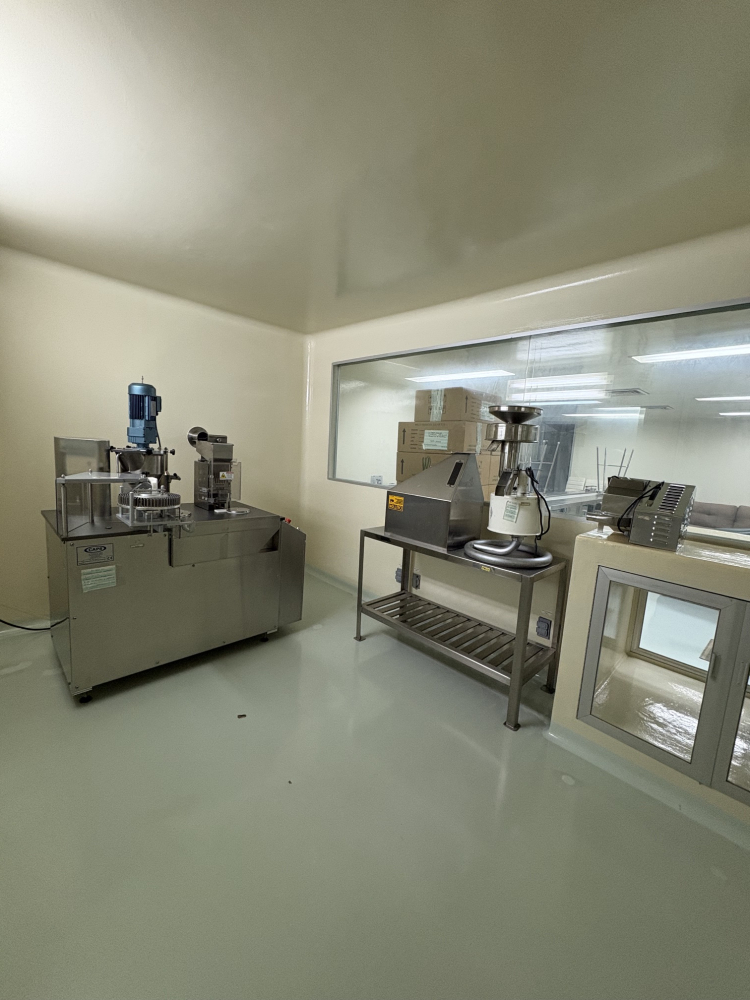 SE RENTA EDIFICIO CON PANELES SOLARES, PARA INDUSTRIA FARMACEUTICA EN IZTAPALAPA, CON MAQUINARIA Y EQUIPO (MEZCLADORA, BASTIDORA, ENCAPSULADORA) ,2 OFICINAS Y 5 CUBICULOS, 10 BA�?OS Y 7 REGADERAS. 