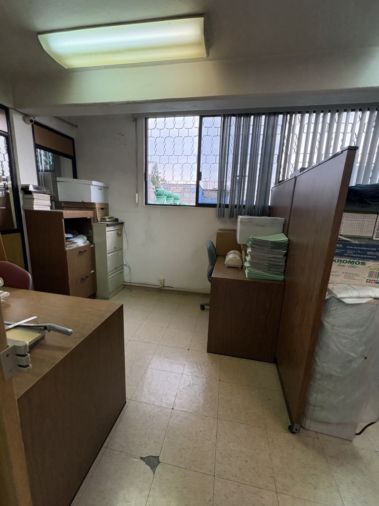 SE RENTA EDIFICIO CON PANELES SOLARES, PARA INDUSTRIA FARMACEUTICA EN IZTAPALAPA, CON MAQUINARIA Y EQUIPO (MEZCLADORA, BASTIDORA, ENCAPSULADORA) ,2 OFICINAS Y 5 CUBICULOS, 10 BA�?OS Y 7 REGADERAS. 