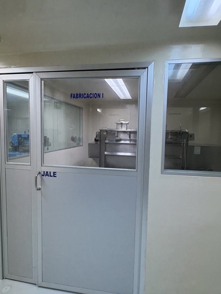 SE RENTA EDIFICIO CON PANELES SOLARES, PARA INDUSTRIA FARMACEUTICA EN IZTAPALAPA, CON MAQUINARIA Y EQUIPO (MEZCLADORA, BASTIDORA, ENCAPSULADORA) ,2 OFICINAS Y 5 CUBICULOS, 10 BA�?OS Y 7 REGADERAS. 
