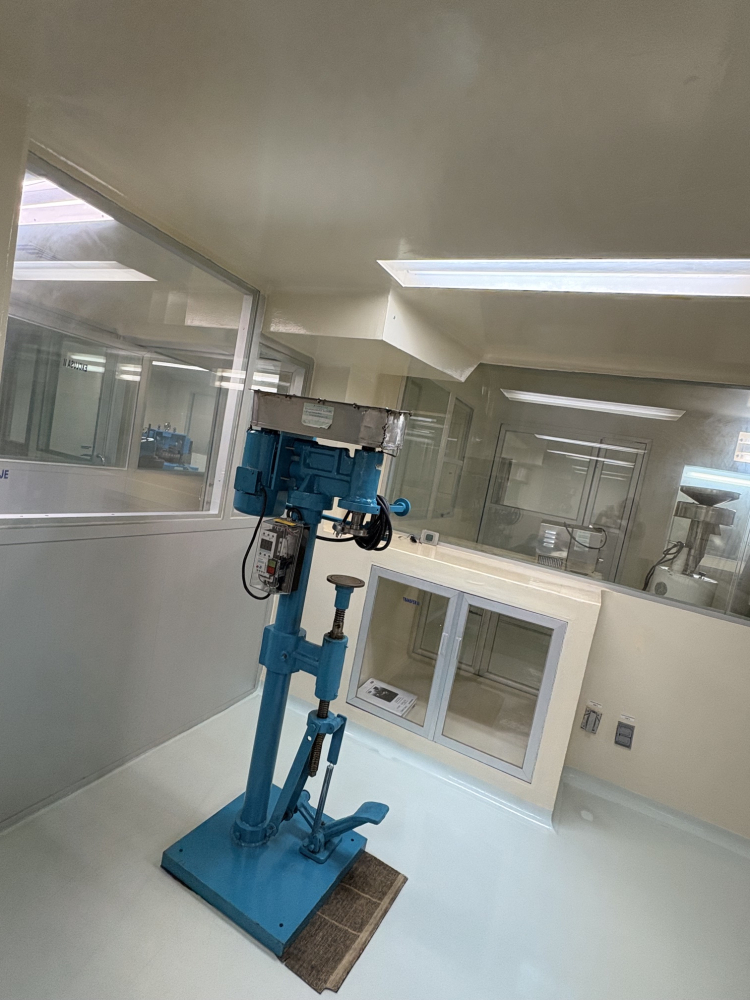 SE RENTA EDIFICIO CON PANELES SOLARES, PARA INDUSTRIA FARMACEUTICA EN IZTAPALAPA, CON MAQUINARIA Y EQUIPO (MEZCLADORA, BASTIDORA, ENCAPSULADORA) ,2 OFICINAS Y 5 CUBICULOS, 10 BA�?OS Y 7 REGADERAS. 