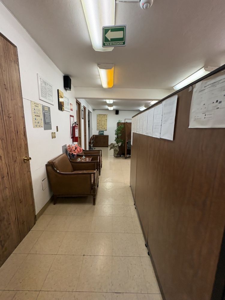 SE RENTA EDIFICIO CON PANELES SOLARES, PARA INDUSTRIA FARMACEUTICA EN IZTAPALAPA, CON MAQUINARIA Y EQUIPO (MEZCLADORA, BASTIDORA, ENCAPSULADORA) ,2 OFICINAS Y 5 CUBICULOS, 10 BA�?OS Y 7 REGADERAS. 
