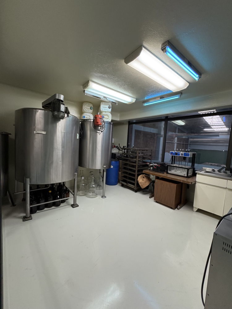 SE RENTA EDIFICIO CON PANELES SOLARES, PARA INDUSTRIA FARMACEUTICA EN IZTAPALAPA, CON MAQUINARIA Y EQUIPO (MEZCLADORA, BASTIDORA, ENCAPSULADORA) ,2 OFICINAS Y 5 CUBICULOS, 10 BA�?OS Y 7 REGADERAS. 