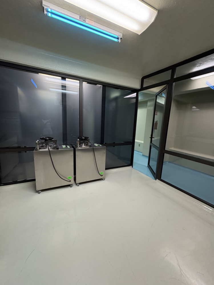 SE RENTA EDIFICIO CON PANELES SOLARES, PARA INDUSTRIA FARMACEUTICA EN IZTAPALAPA, CON MAQUINARIA Y EQUIPO (MEZCLADORA, BASTIDORA, ENCAPSULADORA) ,2 OFICINAS Y 5 CUBICULOS, 10 BA�?OS Y 7 REGADERAS. 